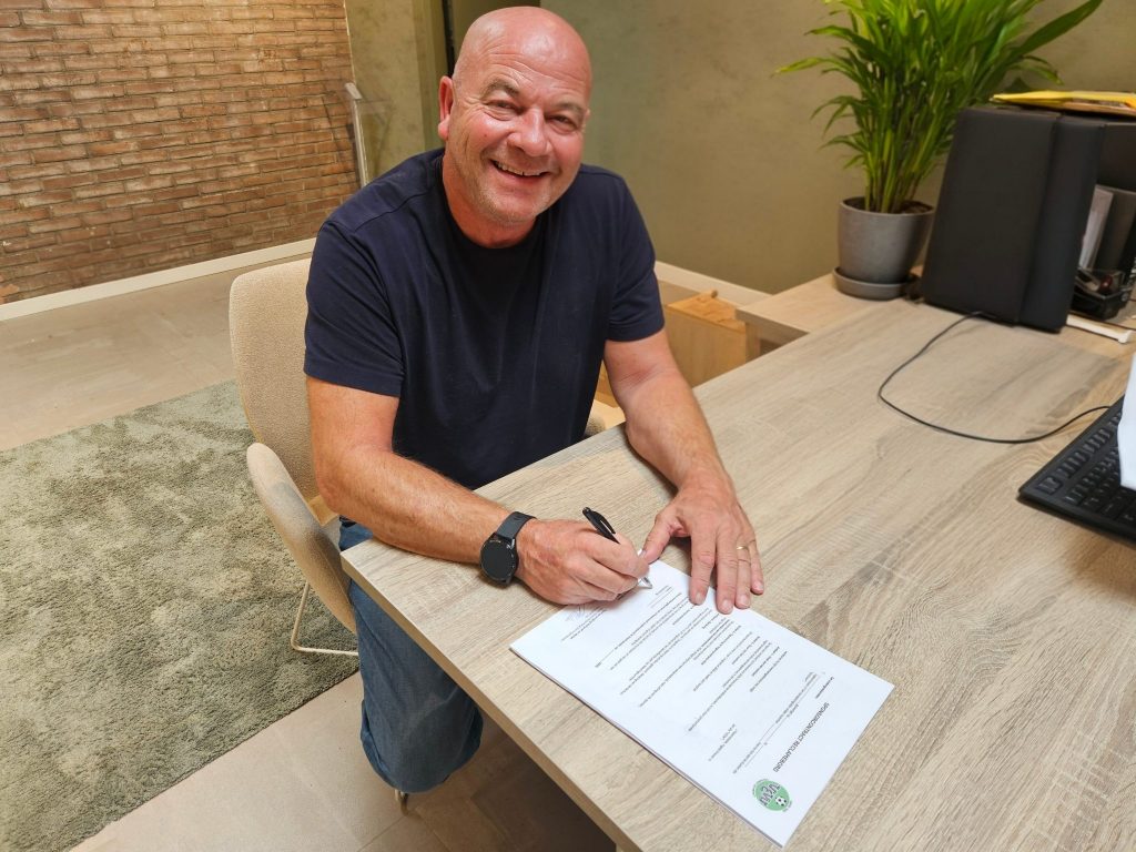 Rijschool Rijcoach nieuwe reclamebordsponsor van VEW